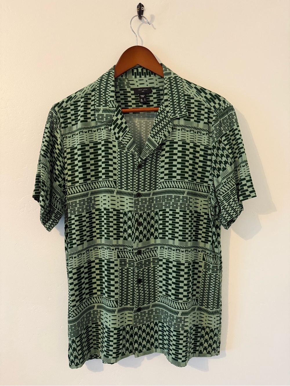 New Look Green and Dark Green Geometric Short-Sleeve Button-Down Shirt